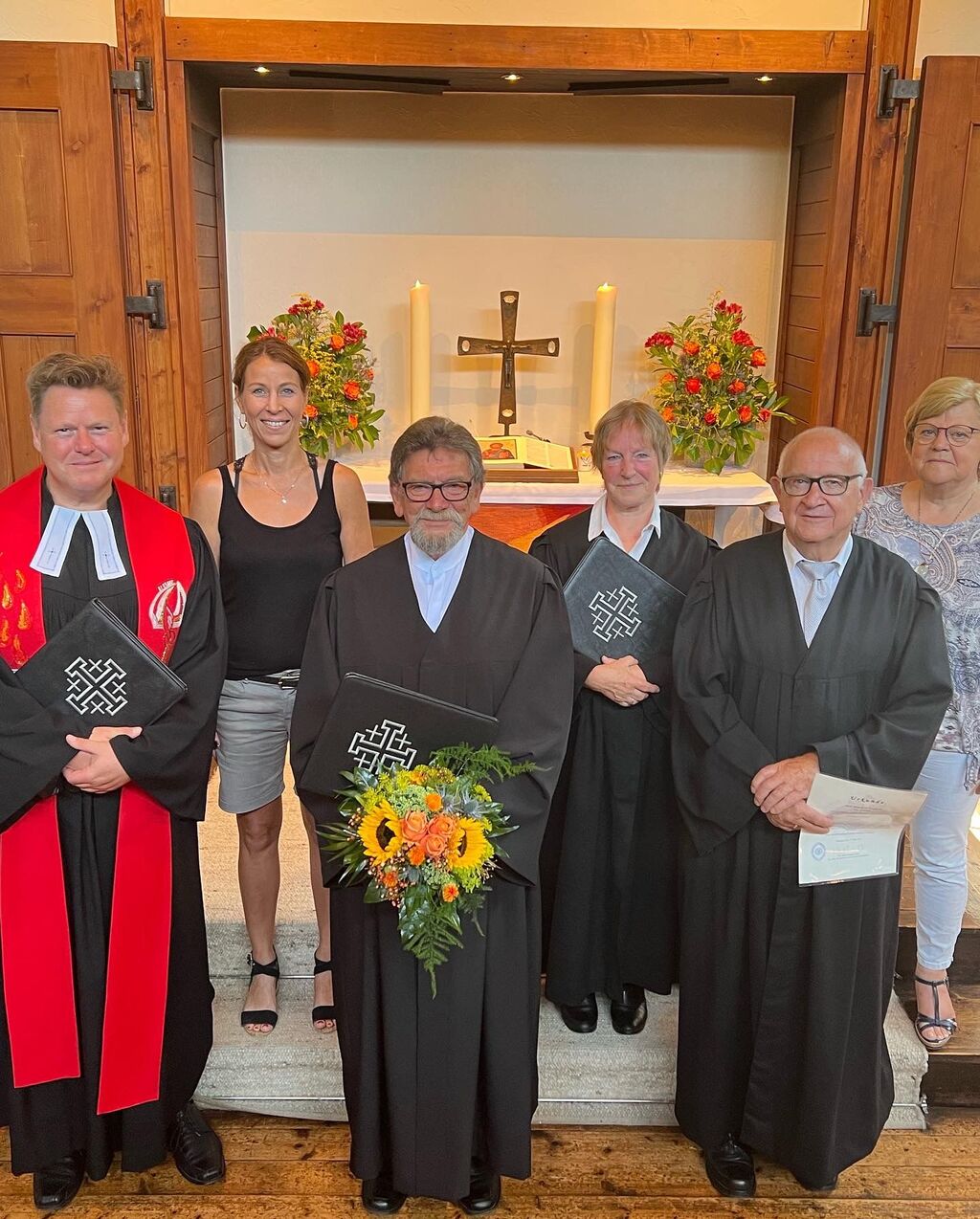 Lektor Volker Brümmel (3 v. r.) wurde nach sechs Jahren Dienst offiziell verabschiedet. Lektor Reinhard Wenzel (2 v. r.) wurde von Pastor Thorsten Jacobs als Lektor der Ev.-luth. Kirchengemeinden Dalum und Twist eingeführt.