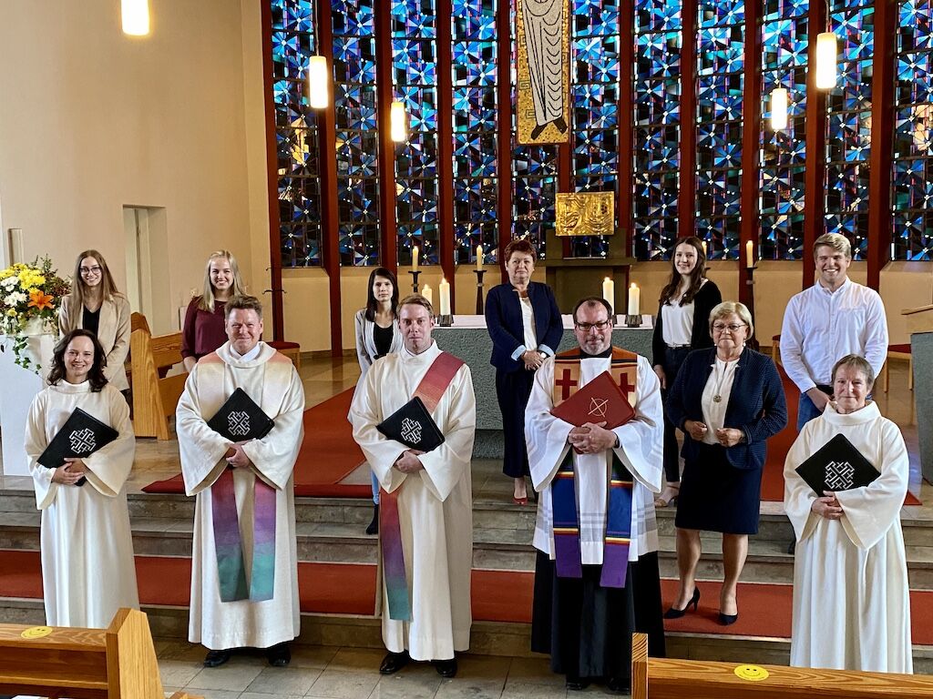 Gemischte Gefühle während des Gottesdienstes hatten die Mitwirkenden des festlichen Gottesdienstes: Vorne von links: Lektorin Jessica Wilken, Pastor Thorsten Jacobs, Diakon Philip Krieger, Pfarrer Jürgen Altmeppen, Prädikantin Edeltraut Prange. Hintere Reihe: Jugendvertreterinnen Kathrin Schleicher, Nele Block-Jacobs, die neue Diakonin Rebekka Köhnen, Jubilarin Ute Stenzel und Jugendvertreter Vanessa Bauer und Mathis Block-Jacobs.