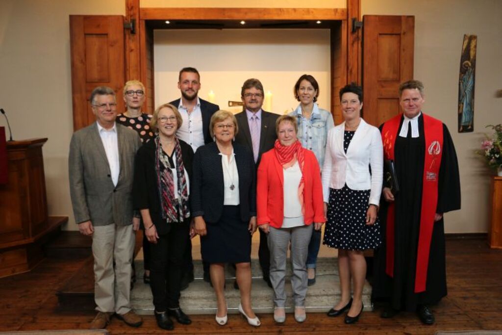 Der neu konstituierte Kirchenvorstand von links nach rechts: Hermann Borgstede, Christiane Prause, Dr. Christel Brenken, Gerrit Zech, Brigitte Koch (stellv. Vorsitzende), Rolf Timm, Edeltraut Prange, Anke Gels-Cordes, Sandra Knief und Pastor Thorsten Jacobs (Vorsitzender)