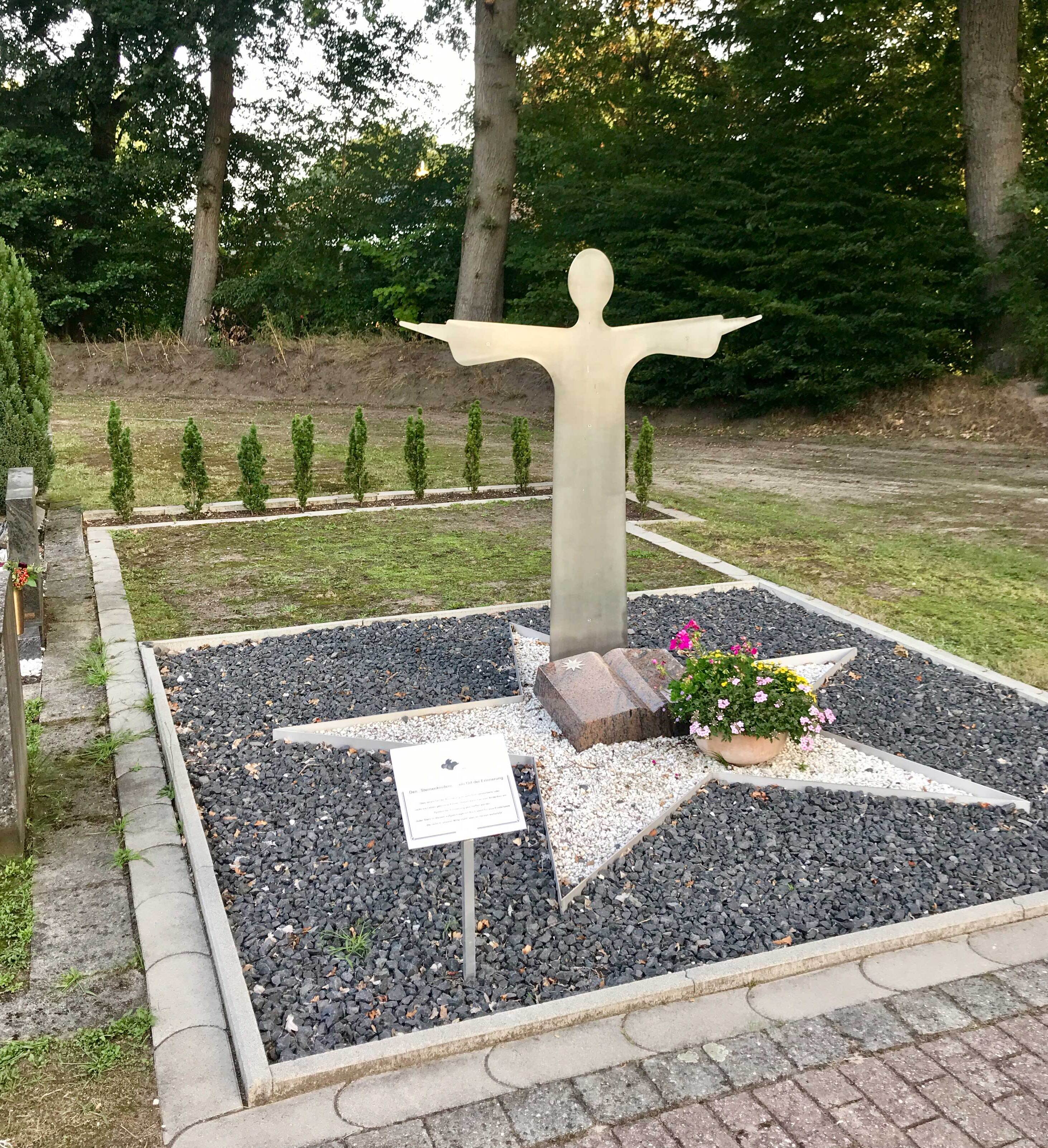 Das Sternenkindergrab auf dem alten Friedhofsteil