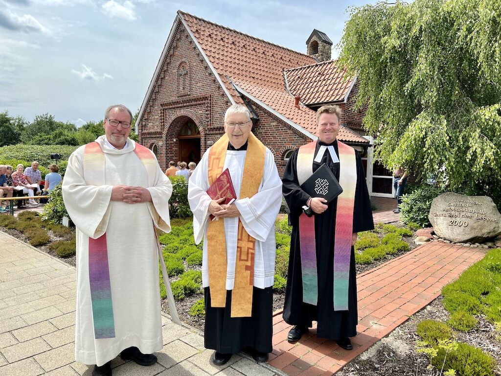 Gestalteten den Autobahnkapellengottesdienst (v. l.:) Pfarrer Jürgen Altmeppen (kath. Pfarreiengemeinschaft Geeste), Domkapitular Monsignore Reinhard Molitor (Ökumene Beauftragter des Bistums Osnabrück) und Pfarrer Thorsten Jacobs (ev.-luth. Kirchengemeinden Dalum und Twist)