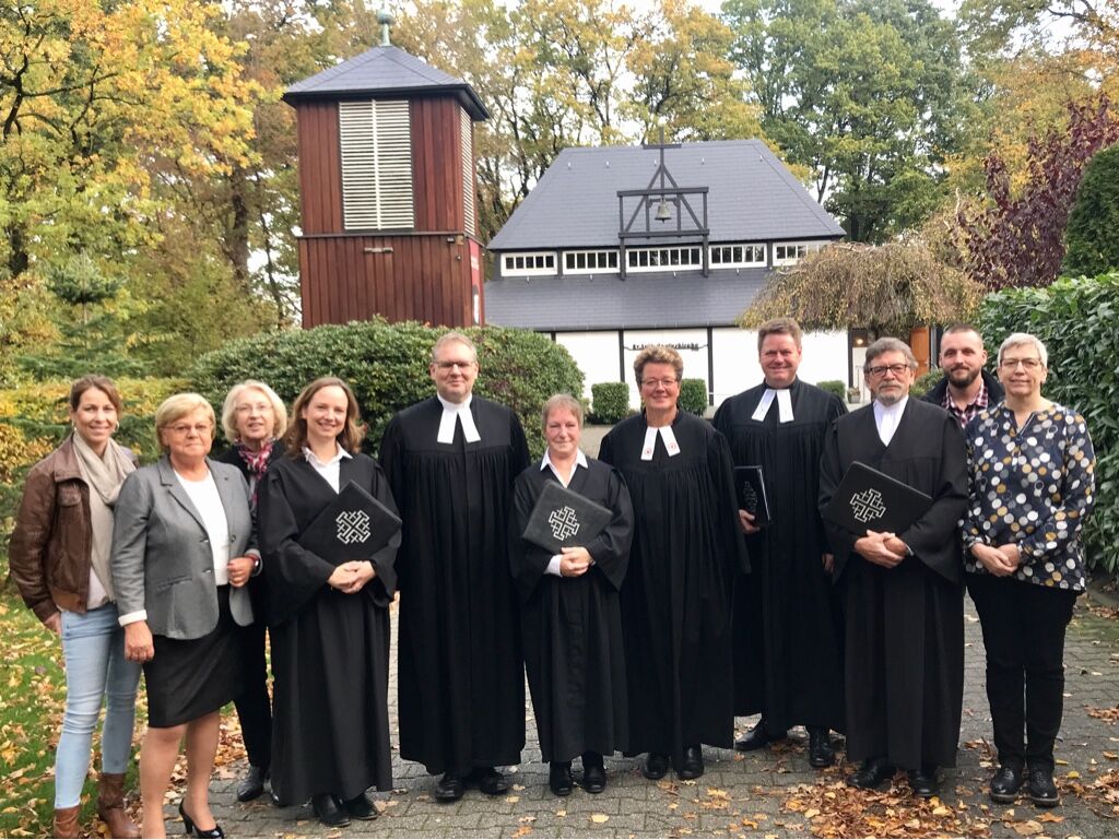 In der Dalumer Pauluskirche wurde die neue Prädikantin des Kirchenkreises Emsland-Bentheim, Edeltraut Prange feierlich eingeführt. Von links: Vertreter der Kirchenvorstände: Anke Gels-Cordes, Brigitte Koch, Dr. Christel Brenken, Lektorin Jessica Wilken, der stellvertretende Superintendet Thomas Kersten, Prädikantin Edeltraut Prange, Pastorin Christiane Ewert, Ortspastor Thorsten Jacobs, Lektor Volker Brümmel und Kirchenvorstandsvertreter Gerrit Zech und Manuela Niers. Foto: Meike Jacobs