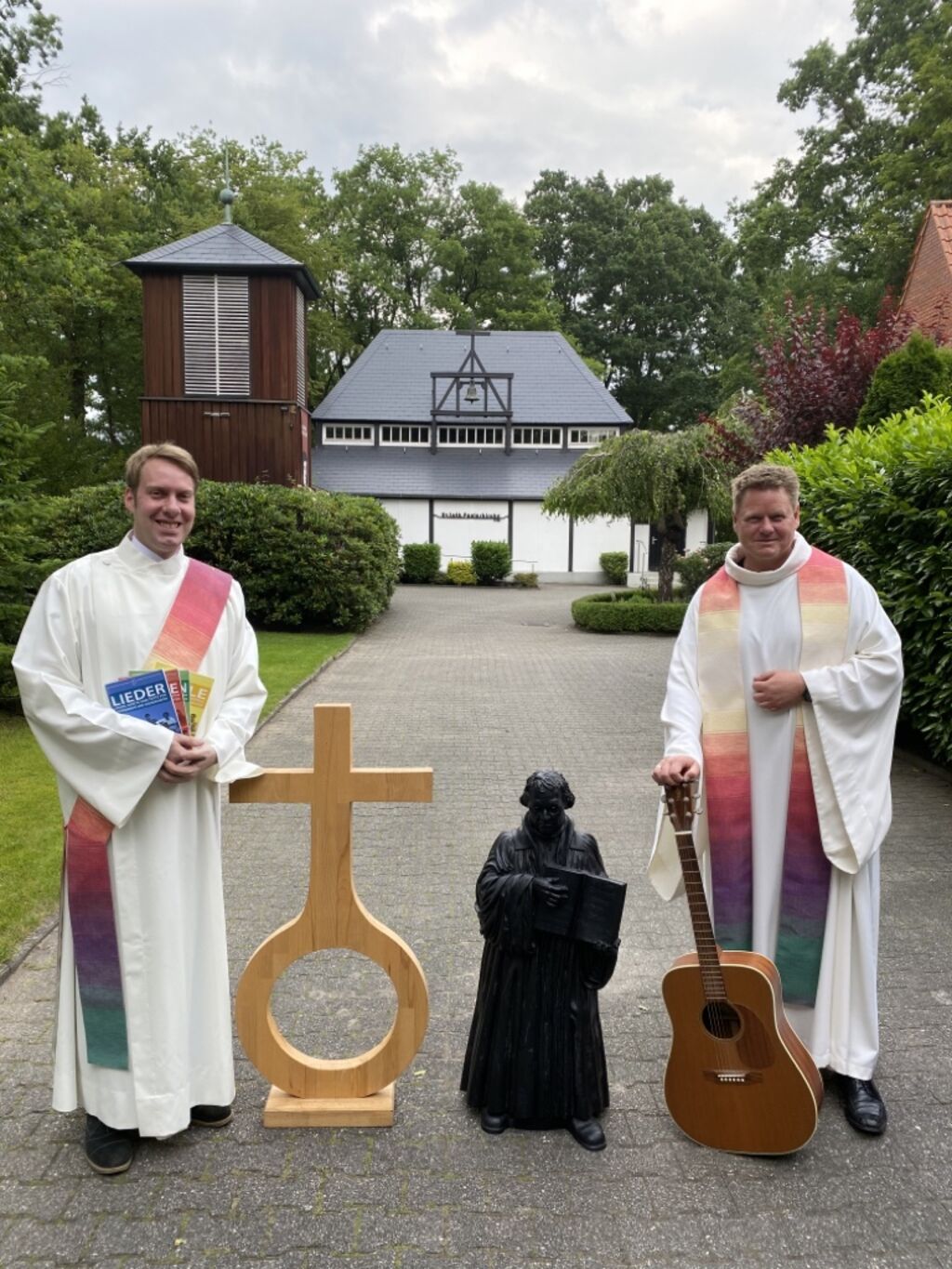 Ein gut eingespieltes Team geht nun beruflich voneinander getrennte Wege: Diakon Philip Krieger (links) und Pastor Thorsten Jacobs (rechts) vor der Dalumer Pauluskirche.