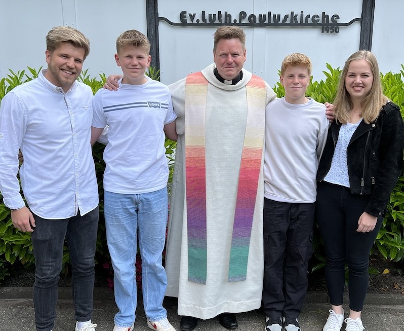 Pastor Thorsten Jacobs (Mitte) mit seinen Kindern Mathis, Thore, Ole und Nele