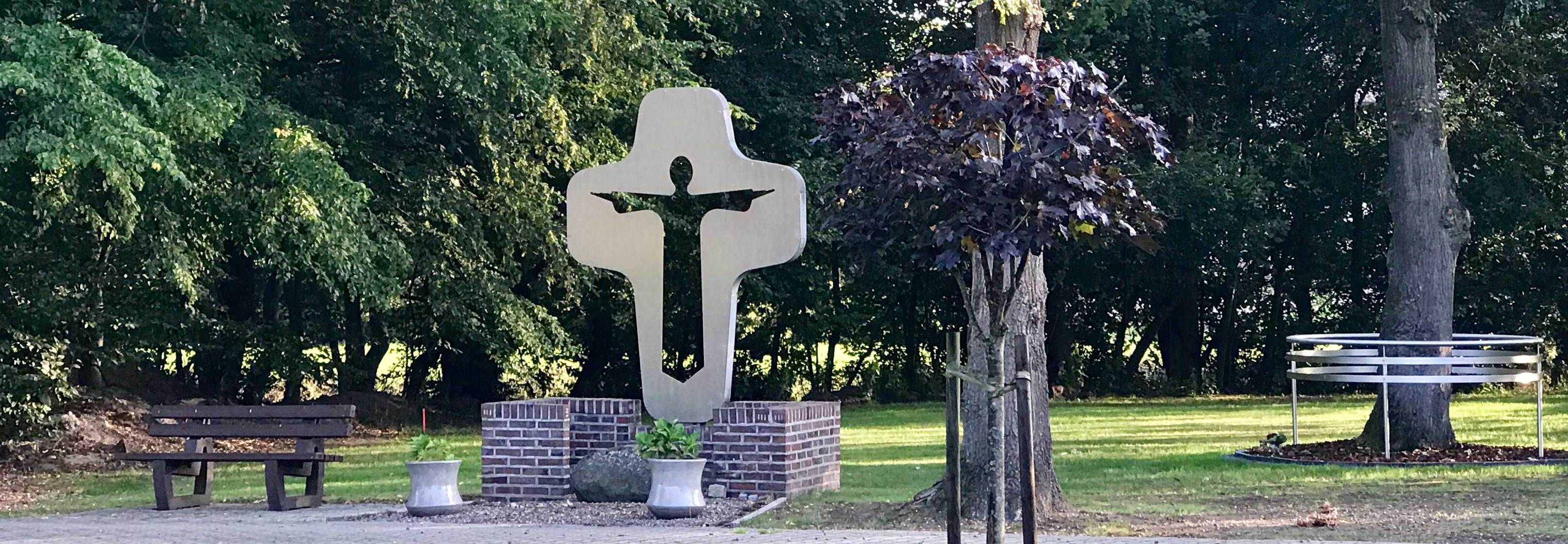 Neues Friedhofskreuz und Baumbestattungskranz auf dem neuen Friedhofsteil