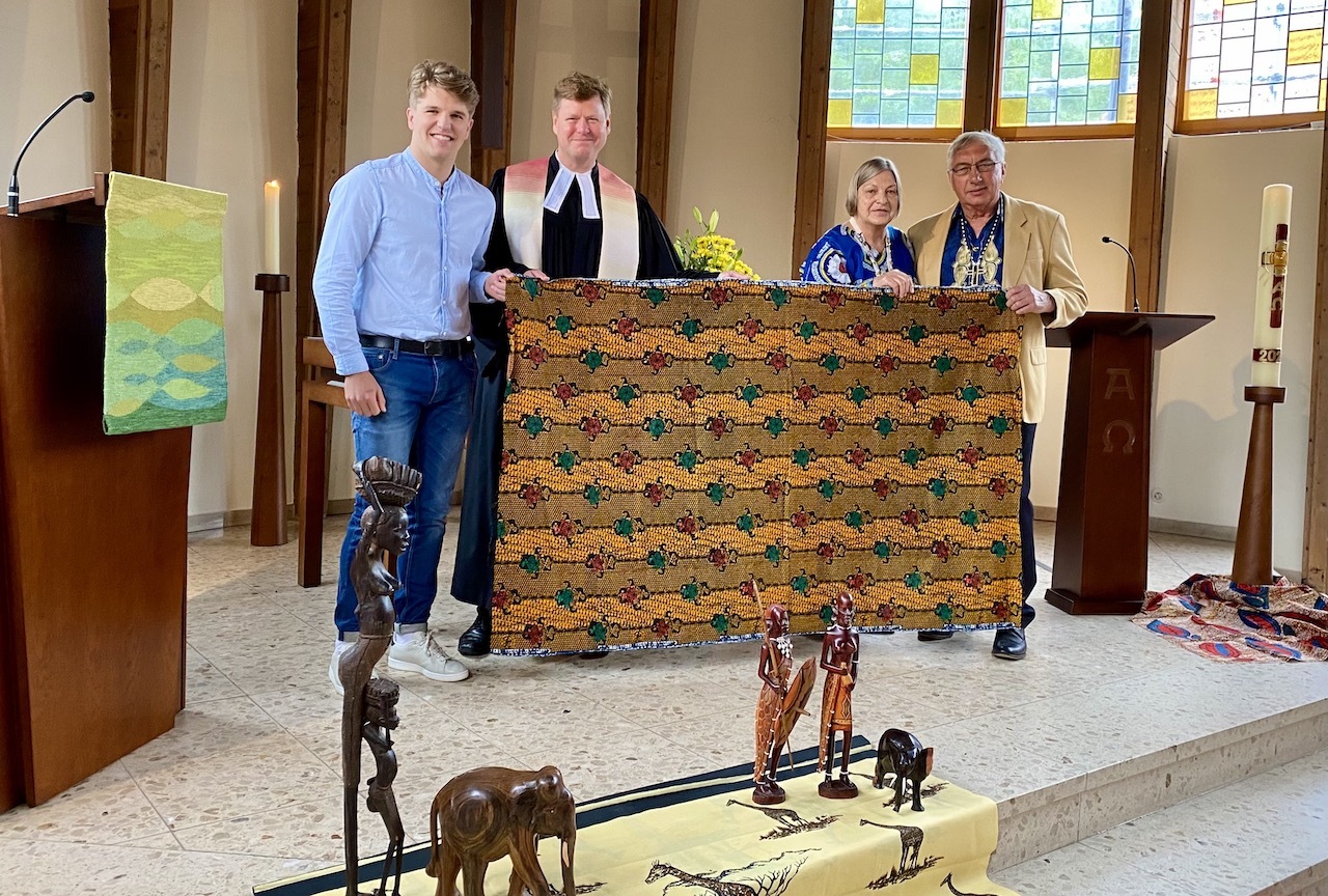 Beim Partnerschaftsgottesdienst in der Nazarethkirche Twist mit Übergabe eines traditionellen Geschenks aus Hamai an die Kirchengemeinde in Twist.
Von links: Pastor Thorsten Jacobs mit Sohn Mathis und Jacoba und Walter Schulz.