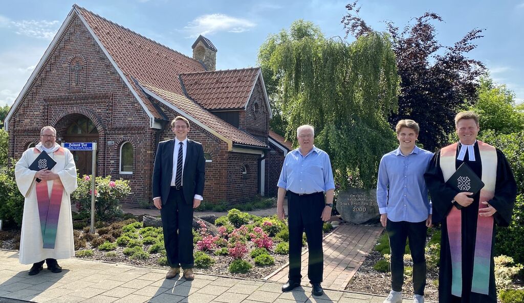 Gestalteten den digitalen Gottesdienst mit Reisesegen in der Autobahnkapelle an der A31 (von links): Pfarrer Jürgen Altmeppen (Kath. Pfarreiengemeinschaft Geeste), Landrat Marc-André Burgdorf, Fördervereinsvorsitzender Hans-Josef-Leinweber und Pfarrer Thorsten Jacobs (Ev.-luth. Kirchengemeinden Dalum und Twist) mit Sohn Mathis als Gottesdiensthelfer.