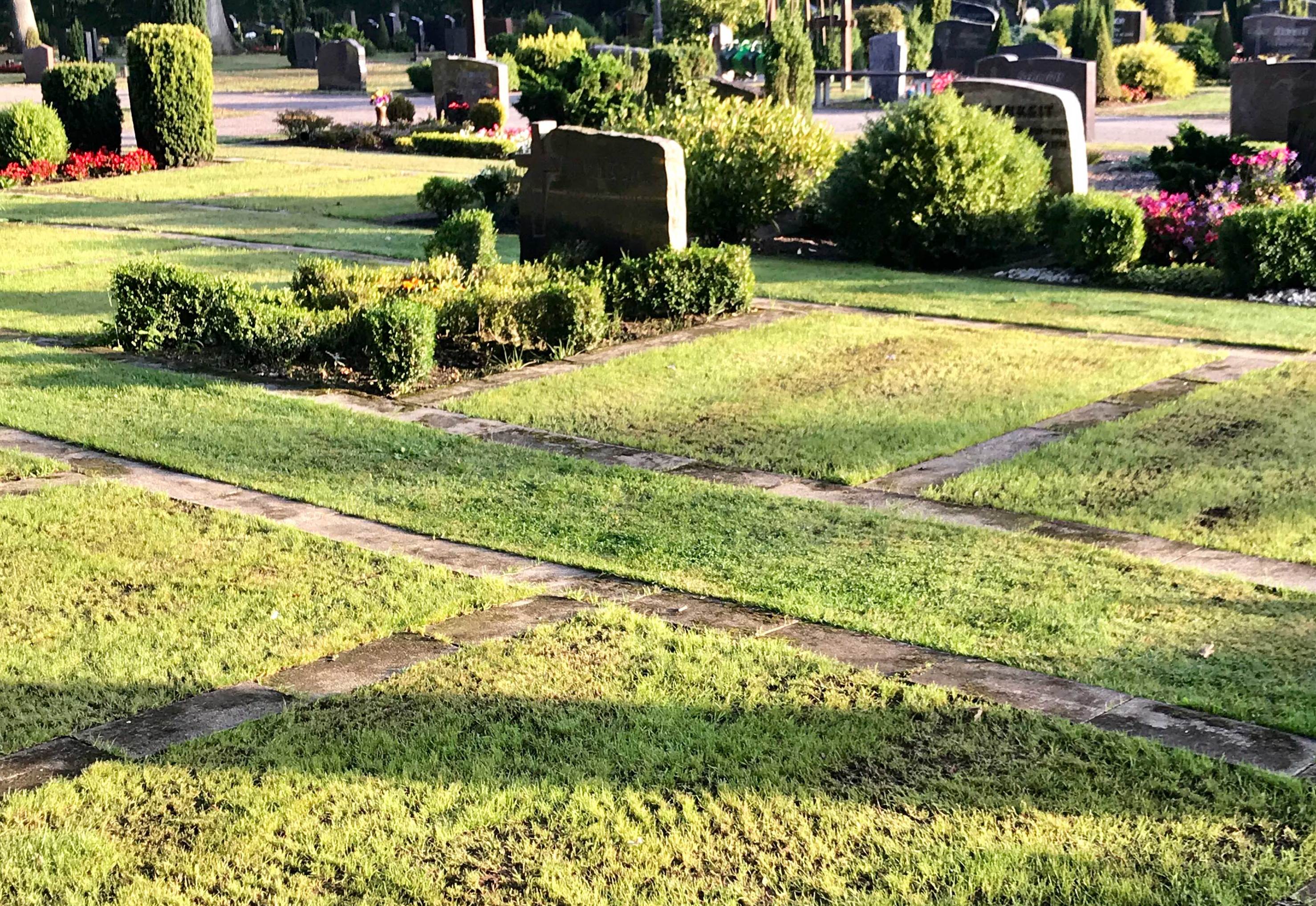 Auf dem alten Friedhofsteil besteht die Möglichkeit von Sargbestattungen als Rasengrab