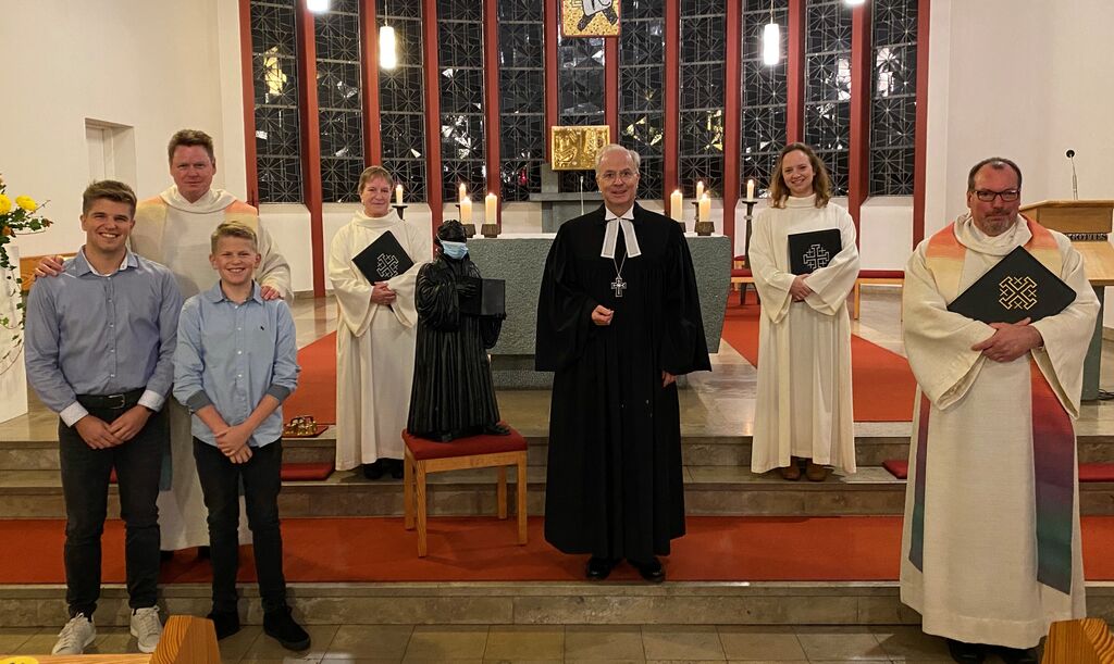 Die Gottesdienstbeteiligten im Altarraum der Christus-König-Kirche in Dalum (v. l.): Pfarrer Thorsten Jacobs mit seinen Söhnen Mathis und Thore Jacobs, Prädikantin Edeltraut Prange, Regionalbischof Dr. Detlef Klahr, Lektorin Jessica Wilken und Pfarrer Jürgen Altmeppen.