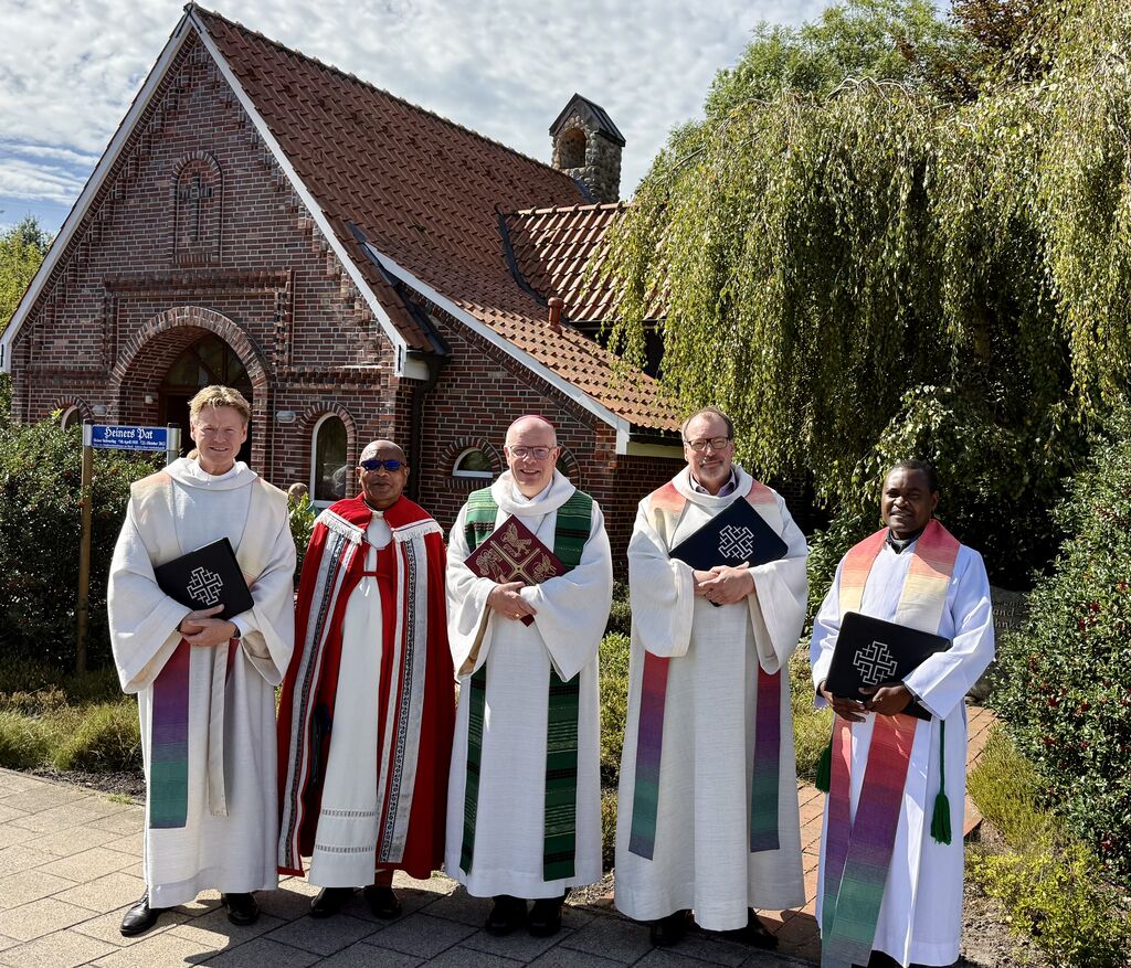 Von links Pfarrer Thorsten Jacobs, Ev.-luth. Kirchengemeinden Dalum und Twist, Ass. Bischof Stanley Tabulu, Di&ouml;zese Dodoma, Weihbischof und Generalvikar Johannes W&uuml;bbe, Bistum Osnabr&uuml;ck, Pfarrer J&uuml;rgen Altmeppen, katholische Pfarreiengemeinschaft Geeste, und Pastor Basley Kilingo, Hamai in Tansania. Foto: Kerstin Altevers