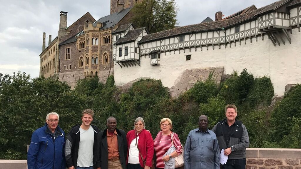 Vor der Wartburg bei Eisenach. Von links: Walter Schulz, Mathis Block-Jacobs, Bürgermeister Mohamed Mayingu, Jacoba Schulz, Brigitte Koch, Bischof Amon Kinyunyu und Pastor Thorsten Jacobs. Foto: Kirchengemeinde