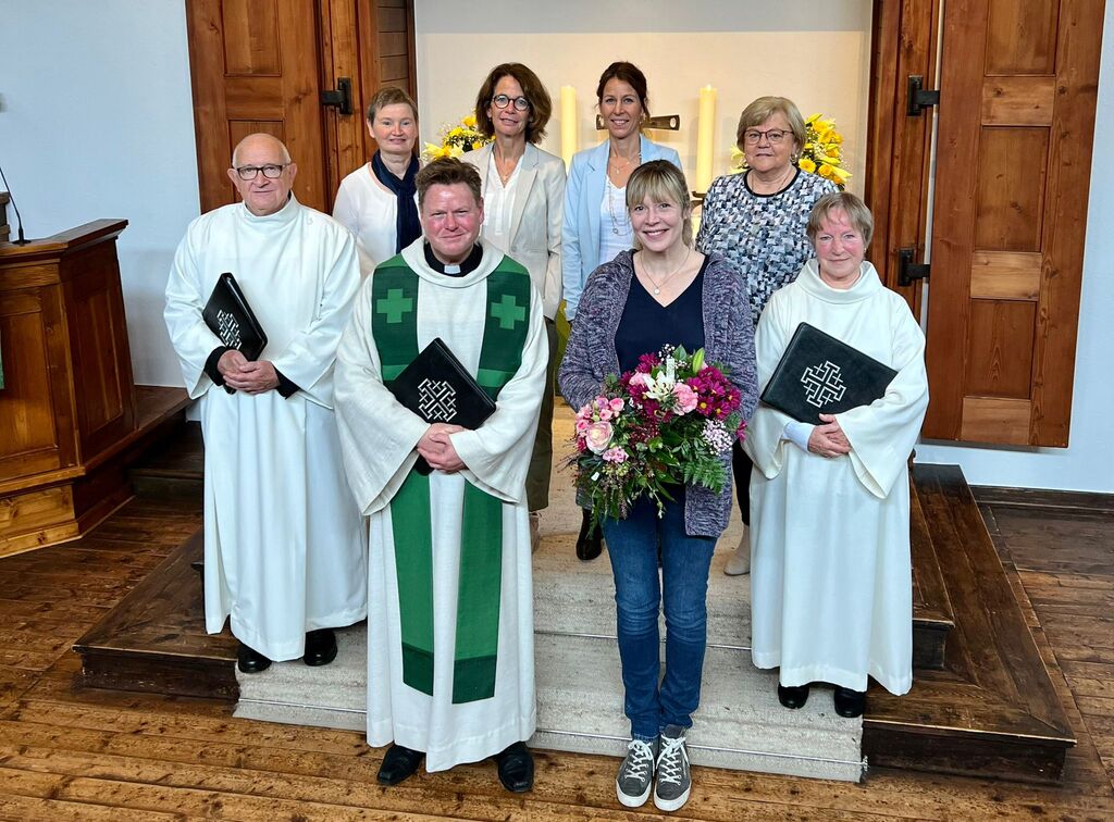 Von links: Lektor Reinhard Wenzel, Küsterin Renate Wöhl (für die Hauptamtlichen), Pastor Thorsten Jacobs, Gottesdiensthelferin Gaby Gerling, Anke Gels (Personalausschussvorsitzende Kirchenvorstand), Pfarrsekretärin Janina Bohling, Brigitte Koch (2. Vorsitzende Kirchenvorstand) und Prädikantin Edeltraut Prange (in Personalunion für den Kirchenvorstand Twist und die Pfarrsekretärinnen der Region).