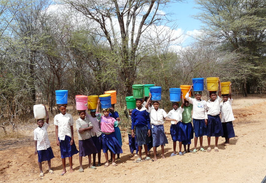 Schülerinnen transportieren Wasser.JPG